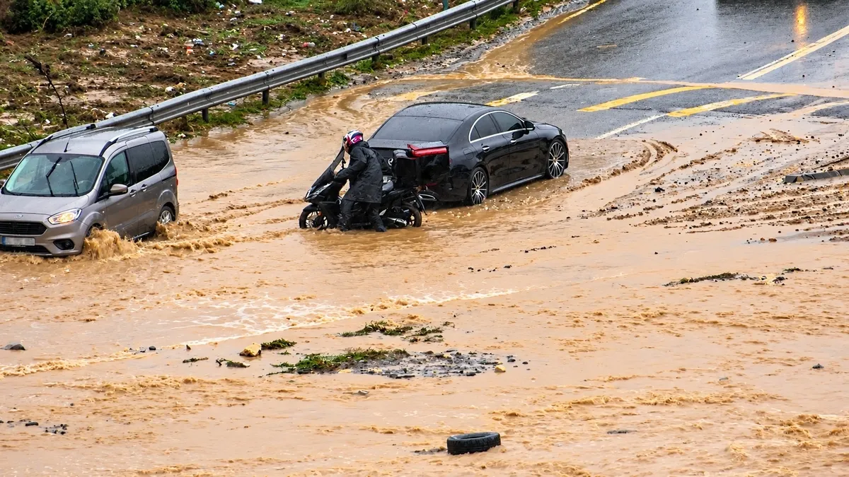 Başakşehir'de yollar göle döndü: Araçlar mahsur kaldı!