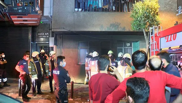 1621134318445.jpg İstanbul Zeytinburnu'nda yangın paniği! 10 kişi son anda kurtarıldı-1