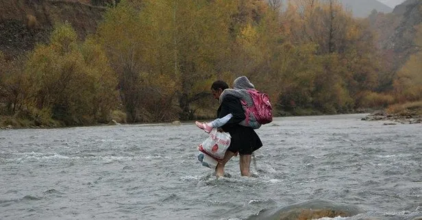 Bingöl'de babalarının sırtında okula gitmek zorunda kalan kardeşler için köprü yapılacak
