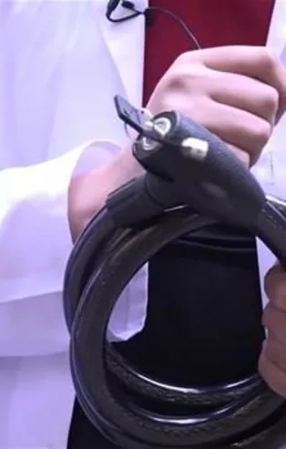 Merakına yenik düştü ve işe koyuldu! Asma kilidin içerisinde ne var?