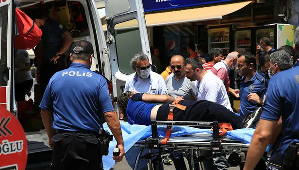 Antalya'da iki polis memurunu bıçakla yaralayan şüpheli yakalandı!