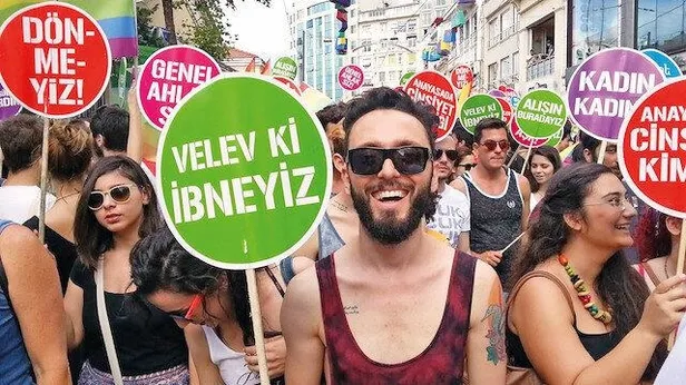 melike-sahinden-skandal-sozler-odul-diye-ciktigi-sahnede-lgbt-savunuculugu-yapti-1686740782826.jpeg