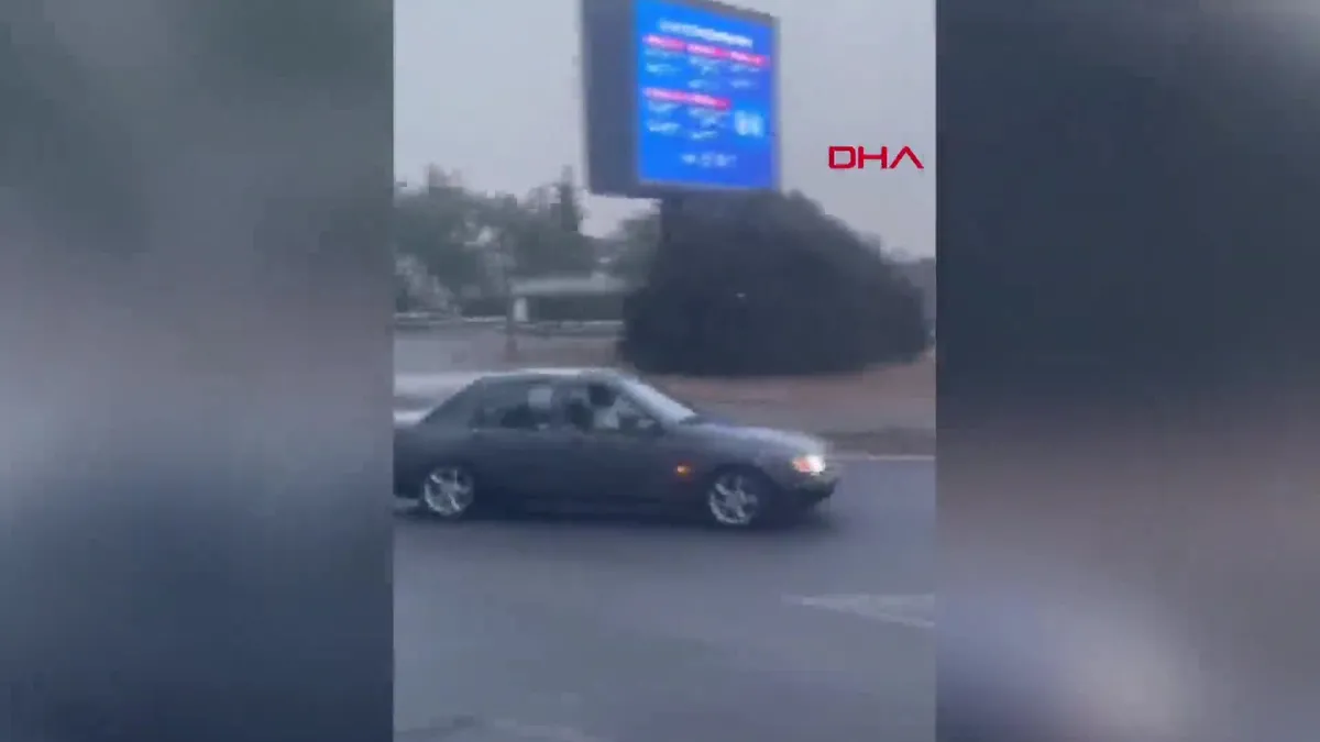 Üsküdar'da döner kavşakta drift kamerada!