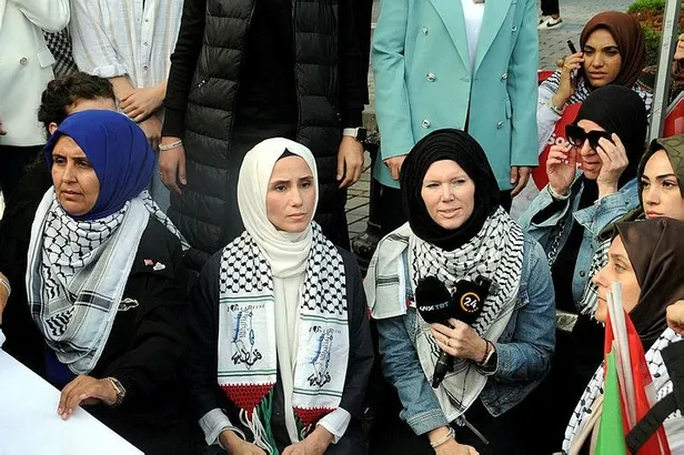 sumeyye-erdogan-bayraktar-filistin-icin-oturma-eylemine-katildi-israil-uluslararasi-hukuku-cigniyor-1699445750694.jpeg
