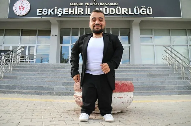 Umutlar kırılmaz! Cam kemik hastası Burak Sakçı, Başkan Erdoğan’a kitabını hediye ederek hayalini gerçekleştirdi