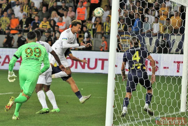 Ankara'da saha karıştı! Tribünden inen taraftar Beşiktaşlı Salih Uçan'ı tekmeledi, Josef kırmızı kart gördü - 35