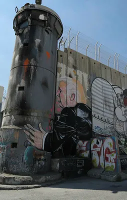 Ayrım Duvarı'nda Trump grafitisi