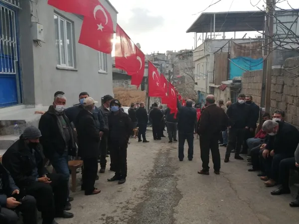 5-bucuk-yil-once-dugunune-gelirken-rehin-alinan-huseyin-sari-dun-aksam-pkkli-teroristler-tarafindan-kallesce-sehit-edildi-1613335104650.jpg 5 buçuk yıl önce düğününe gelirken rehin alınan Hüseyin Sarı, dün akşam PKK'lı teröristler tarafından kalleşçe şehit edildi-4