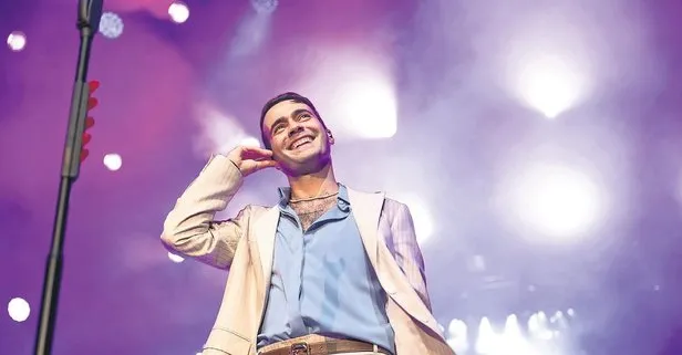 Serenay Sarıkaya ile sevgili olan Mert Demir’e aşk yaradı!