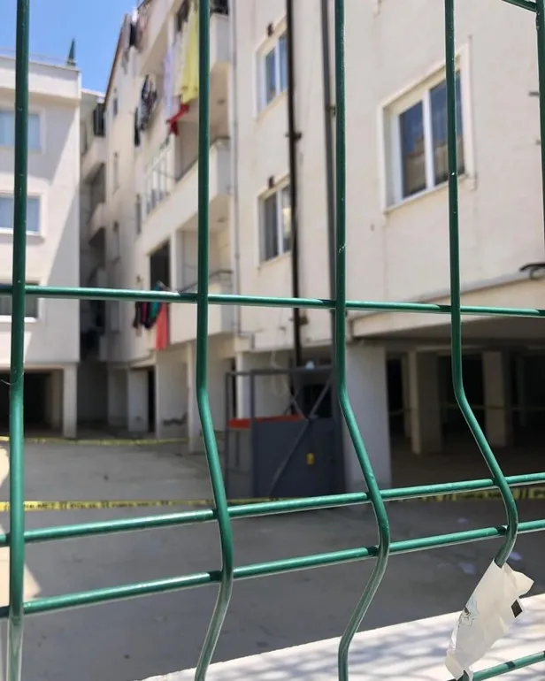 1687499883705.jpg Bursa'da taziye için geldikleri apartmanda halatı kopan seyyar asansör zemine düştü: 2 ölü, 2 yaralı-3