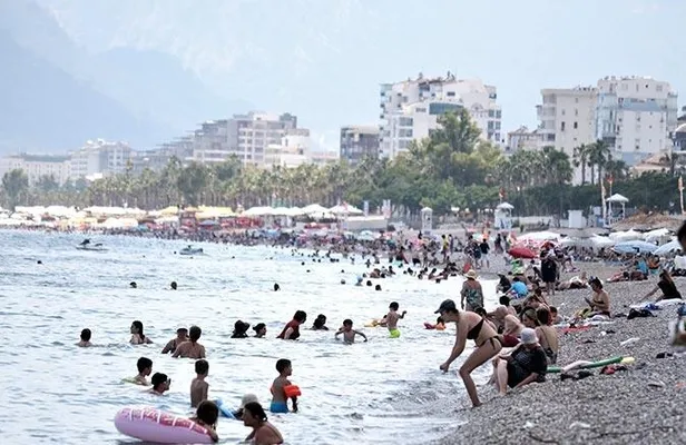 sahillerde-bayram-bereketi-tatilciler-akin-etti-tatil-beldelerinin-nufusu-katlandi-1657666604514.jpeg