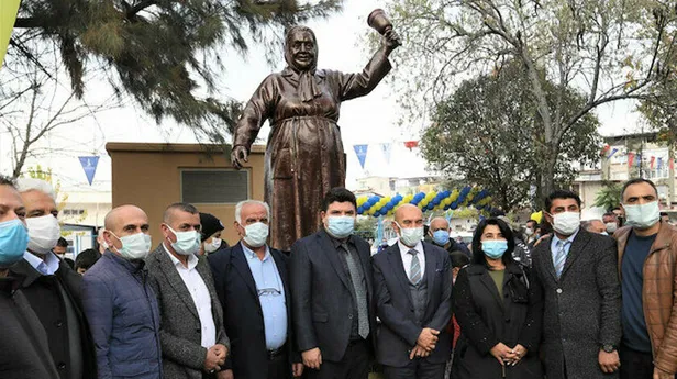 CHP'nin heykel hizmetlerine bir yenisi daha eklendi! Bu sefer adres İzmir!-1