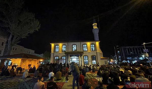 Kur'an-ı Kerim'de "Bin aydan daha hayırlı" olduğu bildirilen Kadir Gecesi tüm yurtta dualarla idrak edildi - 12