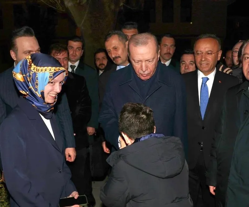 baskan-erdogandan-cankaya-saracoglundan-surpriz-ziyaret-1775725459968.jpeg Başkan Erdoğan'dan Çankaya Saraçoğlu'nda sürpriz ziyaret-2