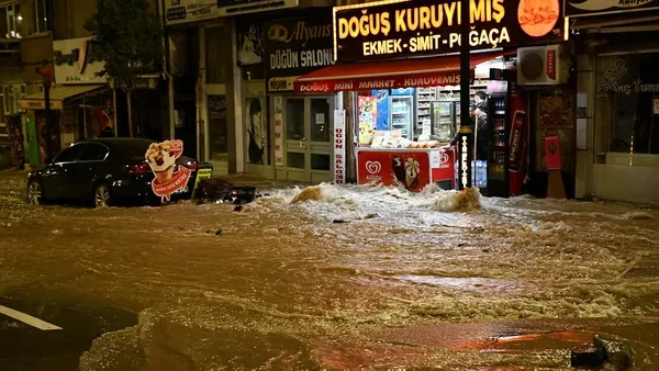 Son dakika: Sivas'ta şebeke suyu patladı, cadde molozlarla kaplandı-2