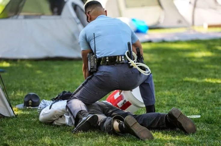 Bir Georgia Eyalet Devriyesi memuru, Perşembe günü Atlanta'da düzenlenen bir gösteri sırasında Emory Üniversitesi kampüsünde bir protestocuyu gözaltına aldı. AP