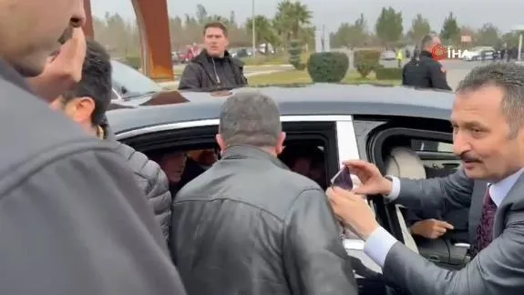 baskan-recep-tayyip-erdogana-sanliurfada-sevgi-seli-1707319967576.jpeg Başkan Recep Tayyip Erdoğan'a Şanlıurfa'da sevgi seli! Aileler ve öğrencilerle önce sohbet etti ardından fotoğraf çektirdi-4