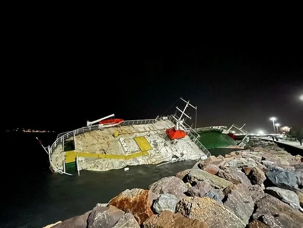 Son dakika: İstanbul'da fırtına kabusu gece de sürdü! Lodos nedeniyle kıyıya oturan gemi battı-5