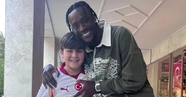Tammy Abraham Galatasaraylı taraftarla fotoğrafla çektirdi