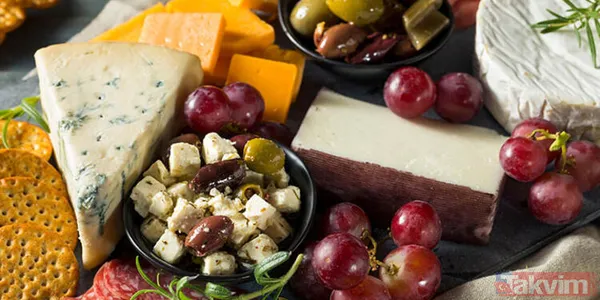 Peynir Ve Üzüm Peynirin Küçük Bir Kısmı Sadece Yaklaşık 100 Kaloridir. Ancak İçinde Bulunan Triptofan Ve Süt Proteini Kazein Sizi Mutlu Hissettirecektir Ve...