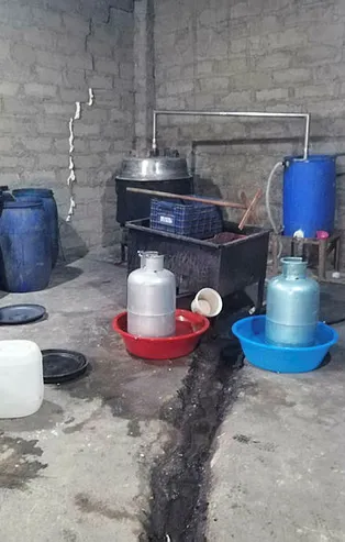 Adana'da depo baskını! 9 bin 440 litre sahte içki ele geçirildi