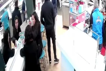 Taksim'de turistin akıl almaz yöntemi kamerada: Hesabı ödememek için yemeğine saç koydu