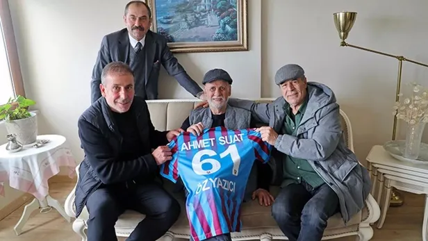 anadolu-ihtilalini-yapan-trabzonsporun-ve-turk-futbolunun-efsane-ismi-ahmet-suat-ozyazici-hayatini-kaybetti-1676766891313.jpeg ‘Anadolu İhtilali’ni yapan Trabzonspor’un ve Türk futbolunun efsane ismi Ahmet Suat Özyazıcı hayatını kaybetti-5