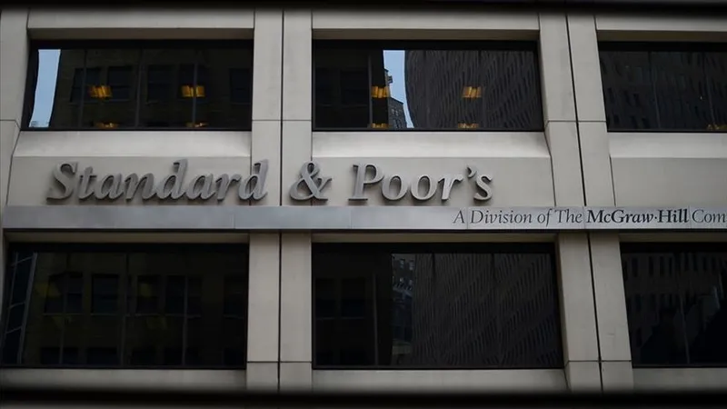 standard-poors-sp-turkiyenin-kredi-notunu-bdan-bb-ye-yukseltti-1730498571699.jpeg Standard & Poor's (S&P), Türkiye'nin kredi notunu ʺB+ʺdan ʺBB-ʺye yükseltti (AA)