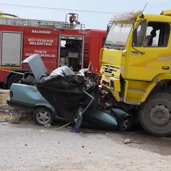 Balıkesir Burhaniye kaza haberi! Edremit-İzmir karayolunda trafik kazası! Otomobil kamyona çarptı: 3 ölü, 1 ağır yaralı!