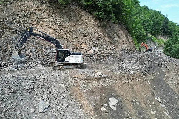 kastamonuda-trafige-kapatilan-yol-acildi-heyelan-nedeniyle-300-metre-kaymisti-1687515080496.jpeg Kastamonu'da trafiğe kapatılan yol açıldı! Heyelan nedeniyle 300 metre kaymıştı-3