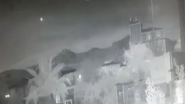 antalyada-tedirgin-eden-goruntuler-gokyuzunden-dusen-cisim-saskina-cevirdi-1636402770880.jpeg Antalya'da tedirgin eden görüntüler! Gökyüzünden düşen cisim şaşkına çevirdi-4