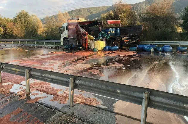 Asit yüklü kamyona çarptı, TEM trafiğe kapandı