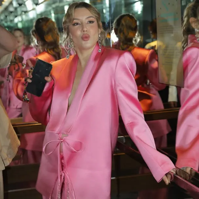 ege-kokenliden-gobek-dekolteli-saten-takimiyla-karni-burnunda-poz-1745306018479.jpg Kaynak: Sosyal medya