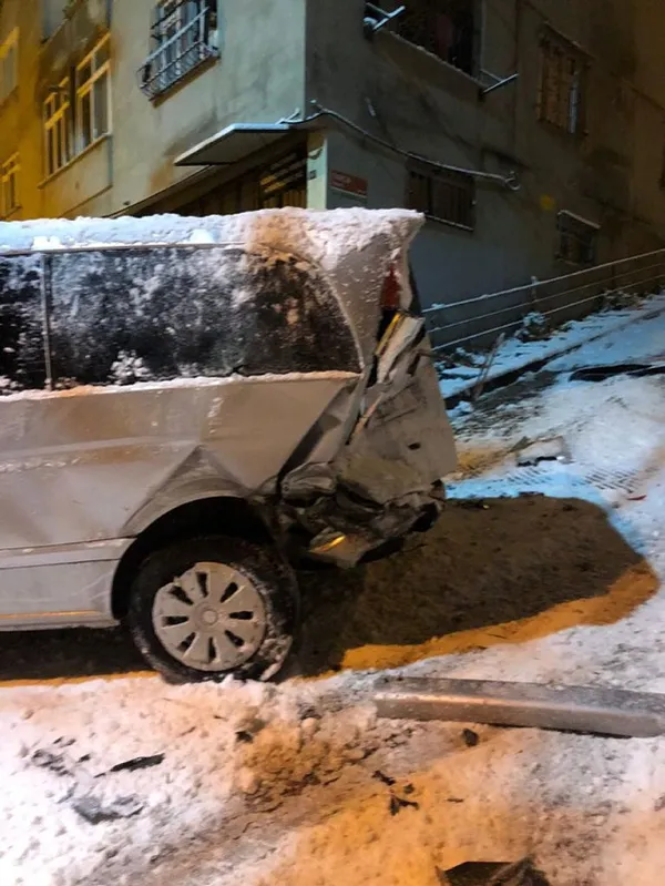 istanbulda-karli-yolda-dehset-anlari-hamile-surucu-7-araca-birden-carpti-1643264874317.jpg İstanbul’da karlı yolda dehşet anları! Hamile sürücü 7 araca birden çarptı-6