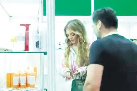 demet-akalin-kozmetik-fuarinda-adeta-kendinden-gecti-yardimcisina-poset-tutturup-raflari-bosaltmasi-alay-konus-1654024253574.jpeg Demet Akalın kozmetik fuarında adeta kendinden geçti! Yardımcısına poşet tutturup rafları boşaltması alay konusu oldu-6