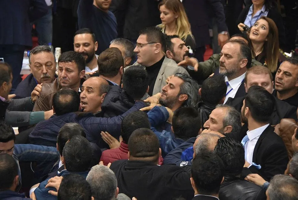 CHP kongresinde yumruklar konuştu