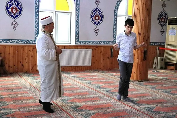 Kur'an'ı ezbere okuyan otizmli Ozan Memiş hafız oldu-1