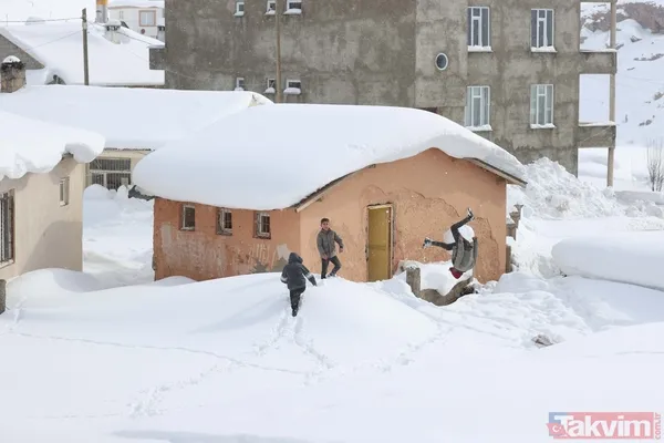 Kar kalınlığı 2 metreyi aştı! Van'ın köylerinde 'beyaz esaret' yaşanıyor - 9