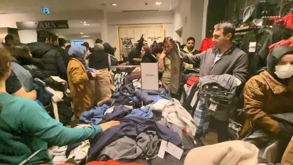 muhtesem-cuma-izdihami-magazalar-musteri-akinina-ugradi-kepenkler-acilinca-kostular-1669370677191.jpeg 'Muhteşem cuma' izdihamı: Mağazalar müşteri akınına uğradı! Kepenkler açılınca koştular...-3