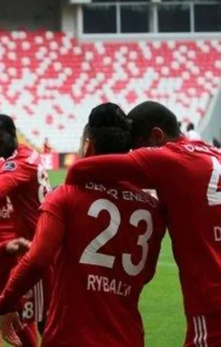 Sivasspor evinde Göztepe'yi 2 golle geçti!