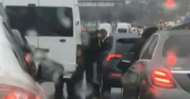 İstanbul’da bir trafik magandası dövdüğü otomobil sürücüsüne bıçak çekti! Suç aletiyle yakalandı...