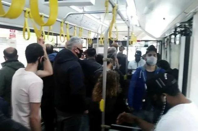 İBB otobüsünde yine aynı görüntü! Sosyal mesafe hiçe sayıldı