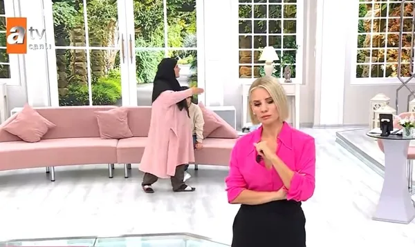 fatma-ile-ahmet-tek-celsede-bosandi-ahmetin-piskin-sozleri-esra-erolu-cileden-cikardi-benimle-inatlasmayin-ucu-1664827902135.jpg Fatma ile Ahmet tek celsede boşandı! Ahmet’in pişkin sözleri Esra Erol'u çileden çıkardı! “Benimle inatlaşmayın üçünü de alırım”-7