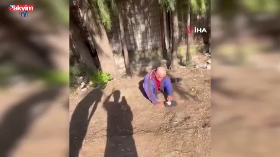 Sokakta uyuyan yaşlı adamın yüzüne tekme atıp paylaştılar