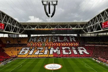 Galatasaray Fenerbahçe derbisinde flaş koreografi! İşte o görüntüler