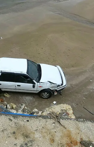 Mersin'de kayganlaşan yolda kontrolden çıkan araç 8 metrelik köprüden plaja uçtu