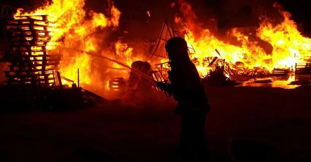Son dakika: Gece yarısı alevlere teslim oldu: Kocaeli’de ahşap palet fabrikasında korkutan yangın