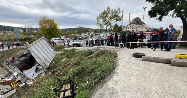 Faciaya ramak kala! Freni boşalan kamyon, taksi durağına daldı