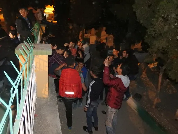 Mezarlıkta ağlayan 'gizemli kız'la ilgili Valilikten son dakika açıklaması! Gizemli ağlayan kız bulundu mu?-2