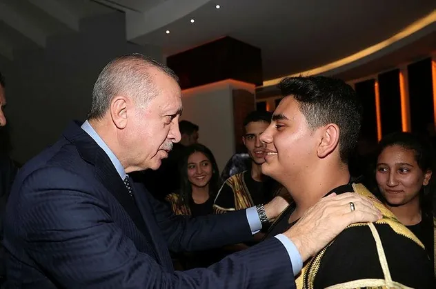Başkan Erdoğan gençlerin 'darbuka şov'unu izledi